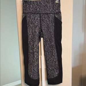 LULULEMON RUNNING/TRAINING LEGGING KNEE-LENGTH SZ 4
